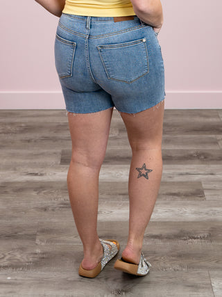 *FINAL SALE* Judy Blue | Mid Rise | Mid Wash Cut Off SHORTS | Lars